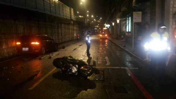 蔡男駕駛的機車遭逆向超車的小客車撞飛倒地。（記者陳薏云翻攝）