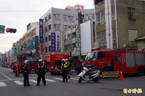 嘉義市中山路近成仁街口傳火警，警消到場管制、不到20分鐘將火勢撲滅。（記者王善嬿攝）