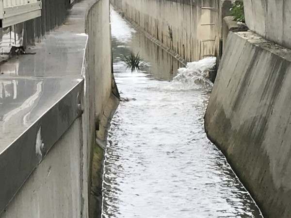 警方前往稽查抽取廢水。（記者王冠仁翻攝）