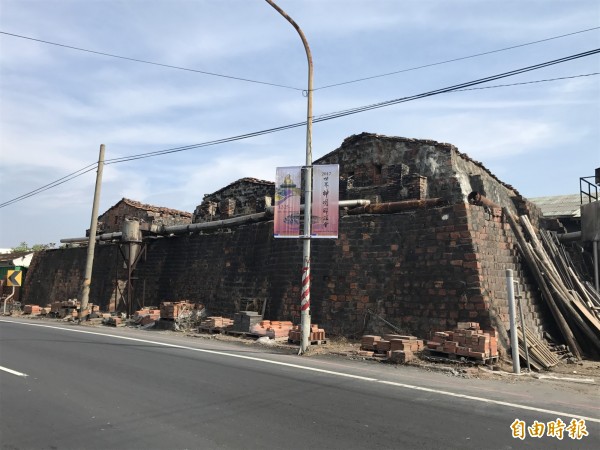 3座龜仔窯矗立大馬路旁，成為百年產業地標。（記者洪臣宏攝）