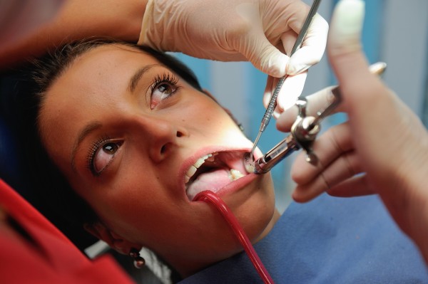 昨在立法院衛環委員會初審通過，未來將設口腔衛生師（士），可在牙醫指示下，進行口腔臨床醫療輔助行為、保健諮詢等業務。（法新社）