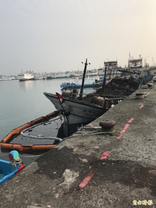 屏東縣新園鄉鹽埔漁港今天傳出火燒傳意外。圖非今日火燒漁船。（資料照，記者陳彥廷翻攝）