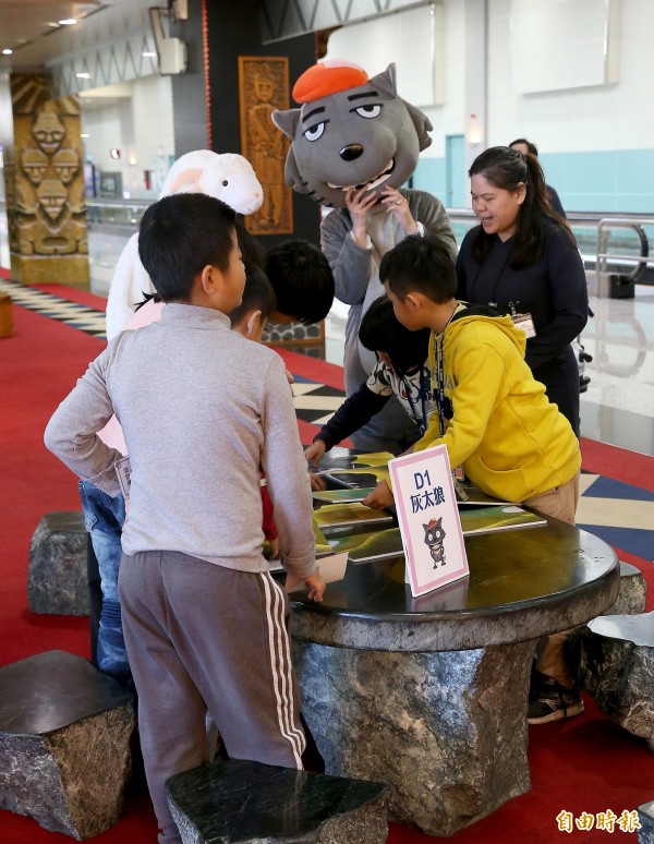 33名桃園市大園國小的學童今天前往桃園機場舉行校外教學，並在灰太郎等卡通人物陪伴下，開心參訪第二航廈主題候機室，玩闖關遊戲拿禮物。（記者朱沛雄攝）