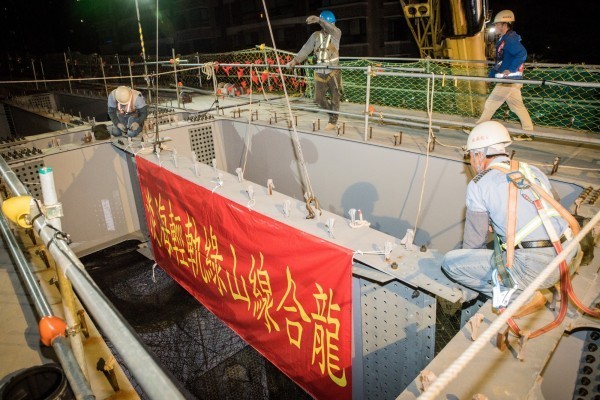 代營運淡海輕軌系統的高雄捷運公司，今公告招募相關營運及維修人力，即日起至30日受理報名，圖為淡海輕軌綠山線合龍情形。（新北市捷運局提供）