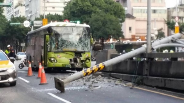 公車撞上橋墩，造成號誌燈倒塌橋面。（讀者林茂生先生提供）