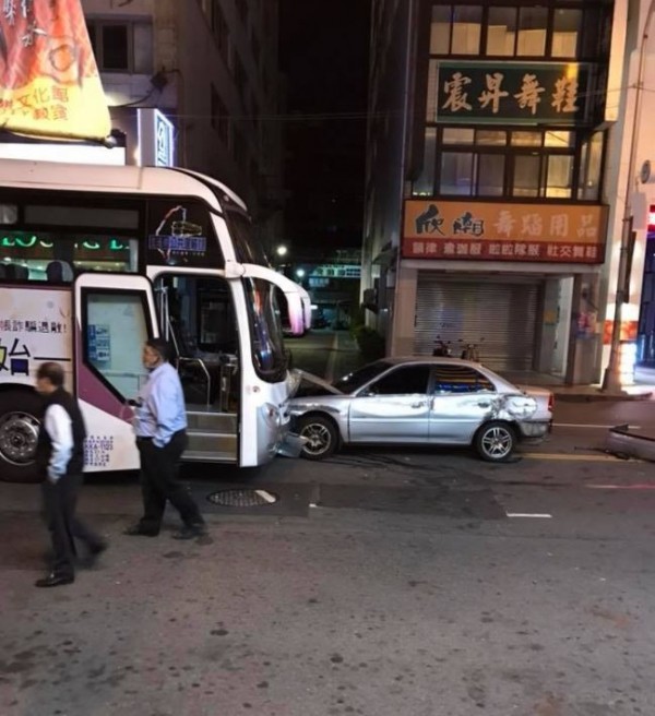 台中市自由路二段，今（20）日晚間10時40分許，發生一起小客車與國光客運相撞車禍。（圖擷取自爆料公社）