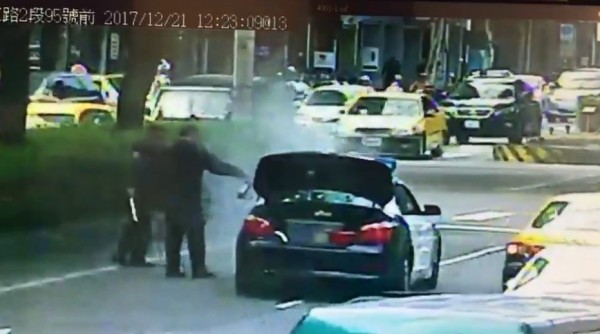BMW警車路中起火 馬英九也在現場