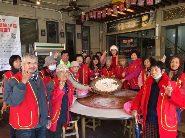 華山基金會今天邀請10多名獨居老人一起搓湯圓，享用熱騰騰的甜湯提前過冬至，希望社會大眾揪愛送暖。（華山基金會提供）