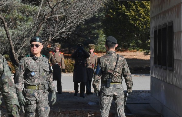 北韓今日一名士兵脫逃，部隊在進行搜查時，遭到南韓軍隊以輕機槍連開20槍，沒有傷亡傳出。圖為板門店南北韓軍人在對視。（法新社）