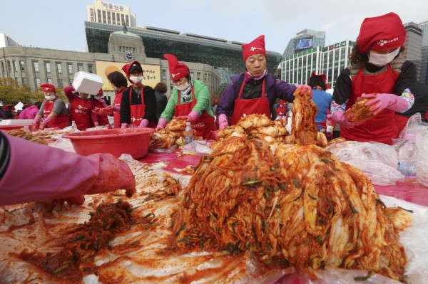 南韓國營「世界泡菜研究所」研究員朴贊林指出，現在南韓的泡菜調味多、口味重鹹，而北韓的泡菜則因為沒有現代化，反而保留了傳統風味。（美聯社）