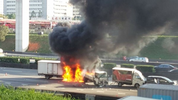 今天下午3時許發生6車連環車禍意外，其中3人葬身火窟，已無法辨認性別。（圖由民眾黃紅珠提供）