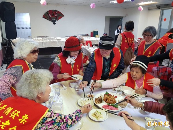 華山基金會今天中午在基隆經國學院餐旅大樓，舉辦「冬至送暖餐會」，獨居老人開心地一起享用大餐。（記者俞肇福攝）