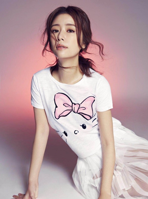 藝人林心如捐出她所代言代言的「林心如 x ROCKCOCO x HELLO KITTY」時尚潮T，響應活動。（友善星球提供）