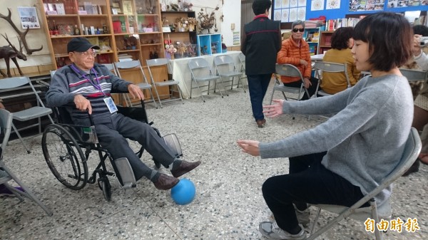 103歲人瑞楊麒麟（左）和職能治療師玩起踢球作運動，很厲害。（記者楊金城攝）