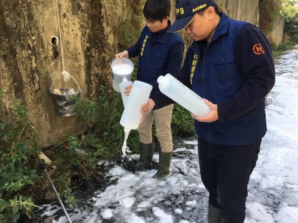 稽查人員採集排放廢水。（記者蔡清華翻攝）