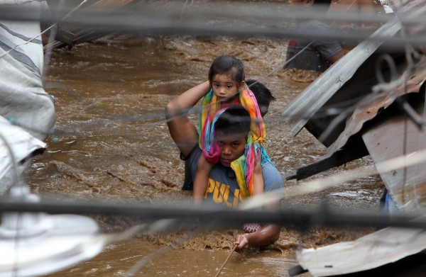 菲律賓南部民答那峨島昨日開始遭到「天秤」颱風強襲，目前死亡人數已上修到133人。（法新社）