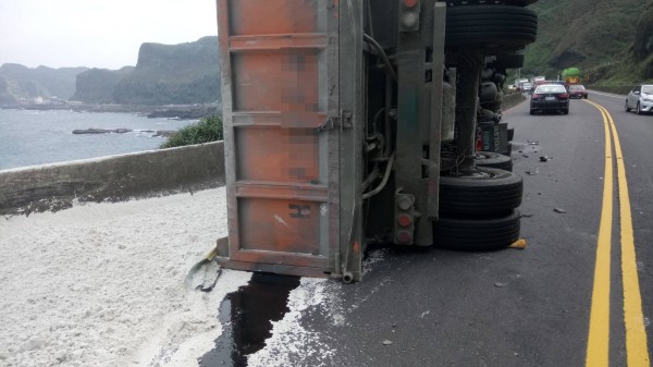 車上的水泥粉散落一地（記者吳昇儒翻攝）