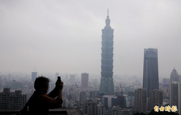 西部地區24日霾害嚴重，台北市象山觀景台看市區，一片霧茫茫。（記者張嘉明攝）
