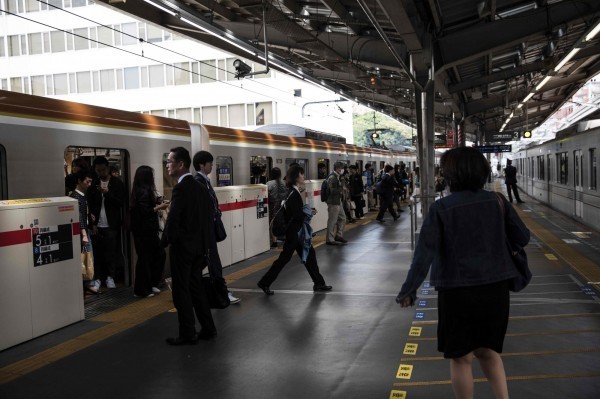 日本民營鐵道協會最近公布，2017年「電車內讓人最討厭的行為」。日本電車示意圖。（法新社）