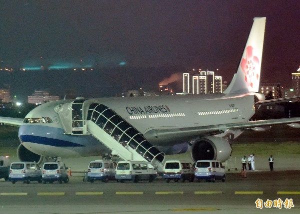 華航CI-704班機去年10月1日未遵守操作流程，造成機尾觸地，機上124名旅客均安，當時航機降落後停靠外機坪檢查受損情形。（資料照，記者朱沛雄攝）