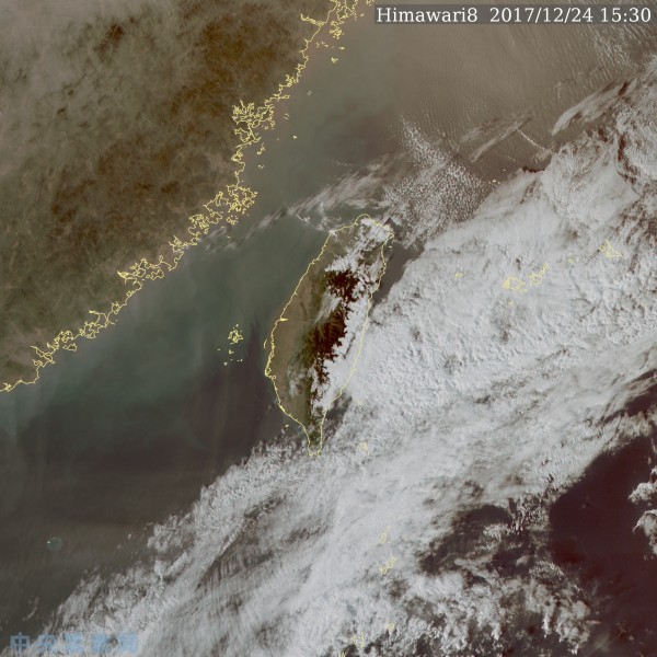 從氣象局的真實色影像衛星雲圖可以非常明顯的霾害，正逐步南下，目前已經抵達台灣東北外海，入夜後恐壟罩台灣。（中央氣象局）