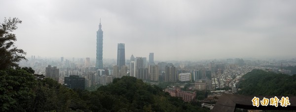 西部地區24日霾害嚴重，台北市象山觀景台看市區，一片霧茫茫。（記者張嘉明攝）
