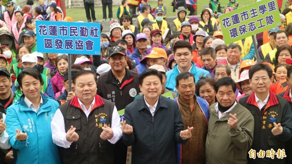 花蓮縣長傅崐萁今早在台鐵花蓮站前廣場舉行就職八週年感恩會，與上百名志工一起拿著掃把掃街。（記者王錦義攝）