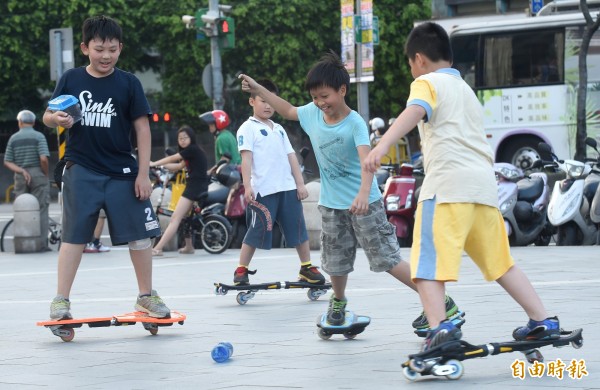 蛇板曾在曾讓許多青少年風靡，在公園隨處可見玩蛇板的孩子，沒想到，這項運動休閒活動，卻讓一名女嬰喪命。（資料照，記者劉信德攝）