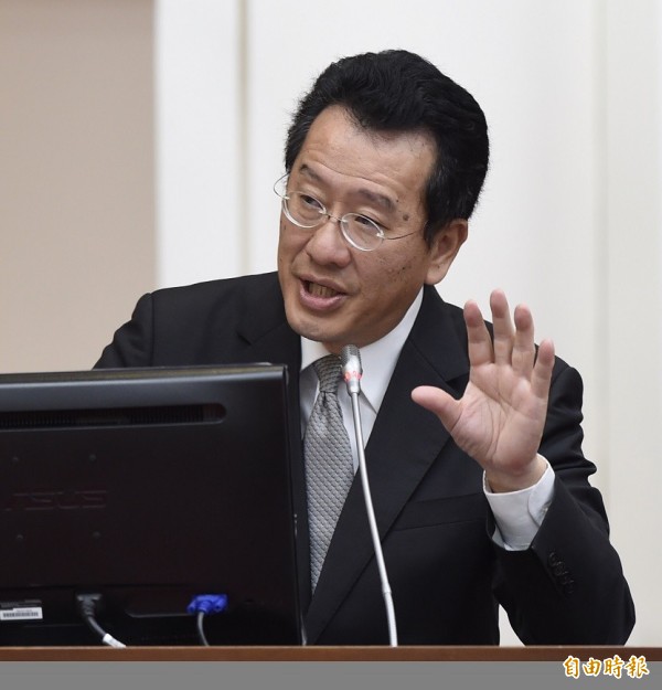 立法院財政委員會25日審查法案,金管會主委顧立雄列席備詢。他認為,銀行開戶年齡 應從20歲降至18歲。(記者簡榮豐攝)
立法院財政委員會25日審查法案,金管會主委顧立雄列席備詢。他認為,銀行開戶年齡 應從20歲降至18歲。(記者簡榮豐攝)