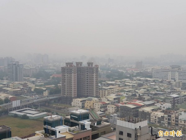 高市今天空氣品質不佳，環局提醒民眾外出戴口罩。（記者陳文嬋攝）