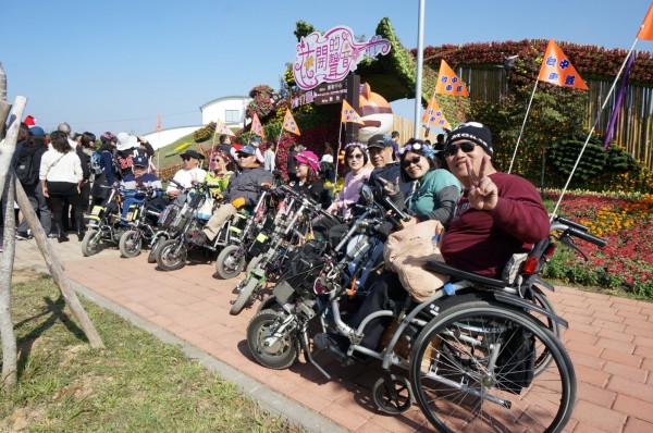 台中市政府在今年的台中國際花毯節推動無障礙觀賞環境，規劃復康巴士接駁入園、輪椅租借等服務，方便身障朋友到場觀賞。（圖由觀旅局提供）