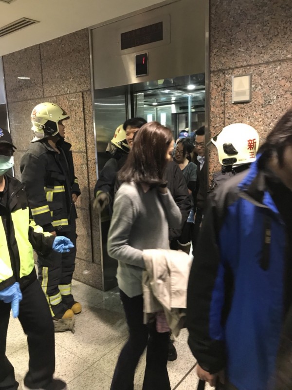 金管會等員工18人 受困板橋火車站電梯近半小時