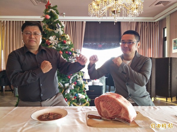 林敬朝（左）表示，牛肉湯是台南的扛鼎美食，希望能與和牛料理一較高下。（記者邱灝唐攝）