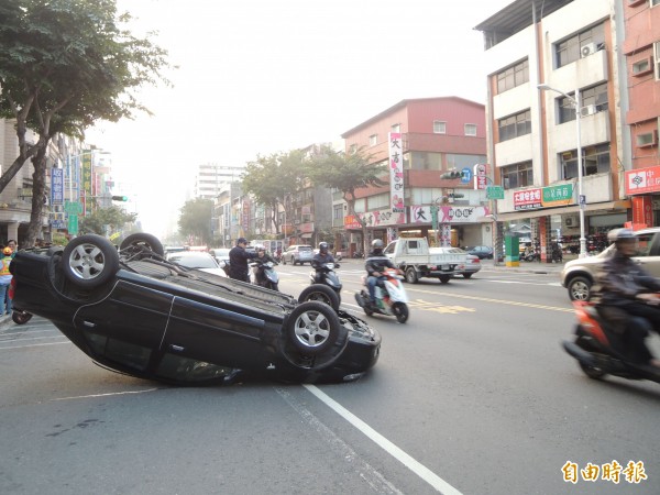 車體翻覆。（記者黃旭磊攝）