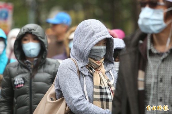 近日冷氣團和霾害一起襲台。（記者蔡淑媛攝）