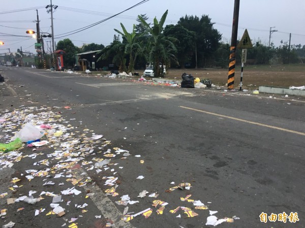 萬金社區街道滿是垃圾。（記者邱芷柔攝）