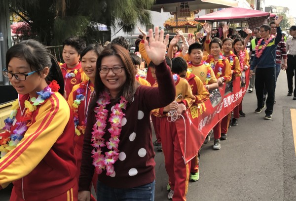 石岡國小榮獲1分鐘團體跳繩全國冠軍，特別遊街慶祝。（石岡國小提供）