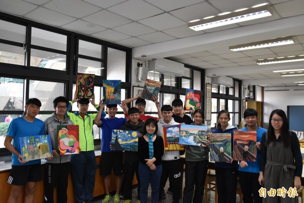 第一次！斗六高中體育班學生在學校圖書館開畫展。（記者黃淑莉攝）