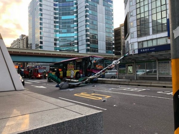 今天上午發生東南客運棕10公車撞上號誌的意外。（圖擷自PTT）