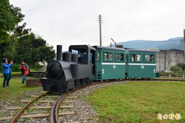 宜蘭縣三星鄉公所打造的復刻版林鐵小火車，今重回天送埤車站載客。（記者張議晨攝）