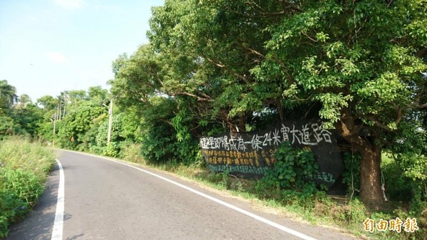 西港區東側外環道路開闢引發文化生態爭議。（記者洪瑞琴攝）