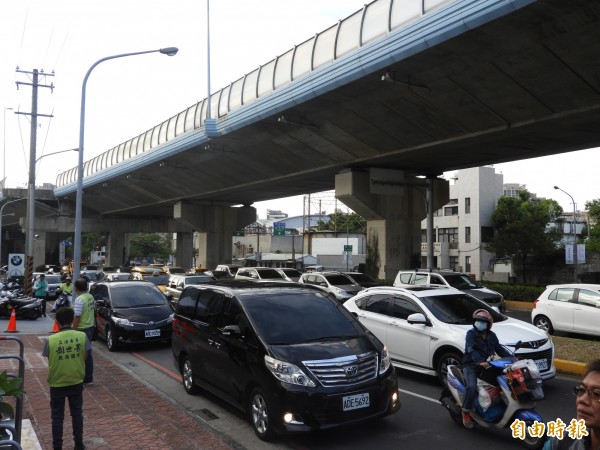 元旦連假，高速公路周邊幹道易塞車，高雄市交通局呼籲民眾避開壅塞時段。（記者葛祐豪攝）