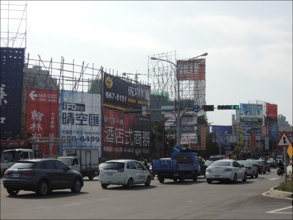 圖為新竹縣市連接的經國大橋和慈雲路上，下班車流情形。（資料照）