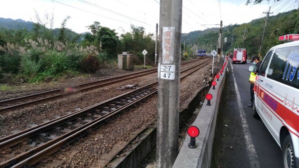 台鐵貢寮火車站驚傳撞死一名年約50歲的民眾。（民眾提供）