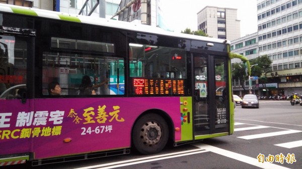 台北市將於明年8月推出純電動公車路線。（記者黃建豪攝）