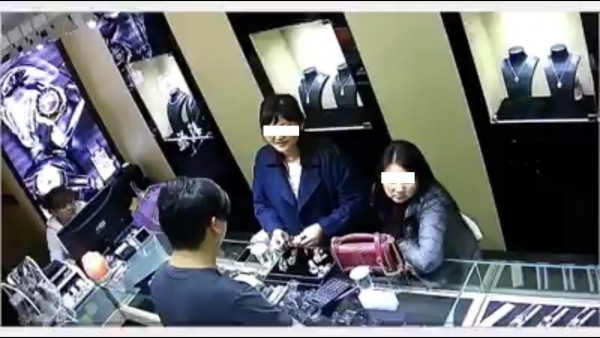 涉嫌詐走勞力士表的2外籍女子，到店內假意購買手表。（記者邱俊福翻攝自新竹爆料公社）