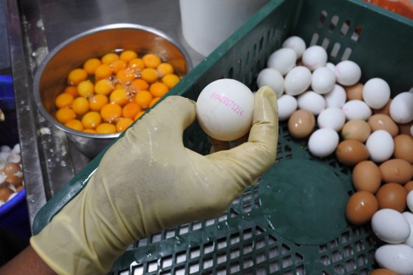 稽查人員發現雞蛋標示「EXP20171214」明顯逾期。（桃園市衛生局提供）