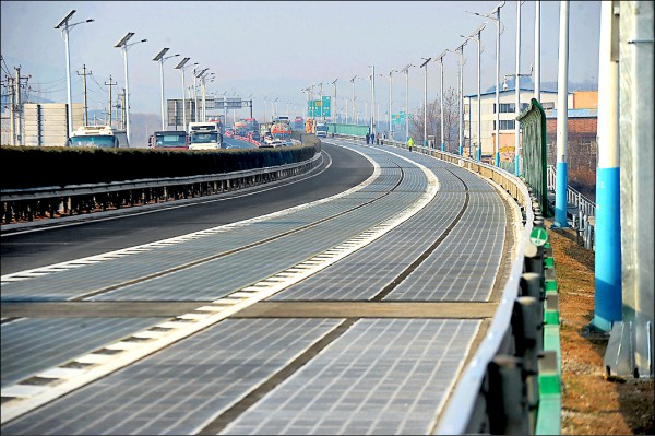 山東濟南的太陽能高速公路。（路透）