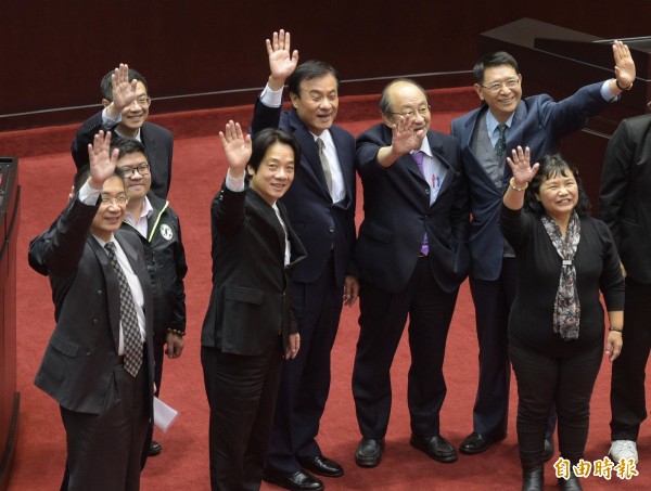 立法院29日召開本會期最後一次院會，進行法案大清倉，行政院長賴清德深夜赴立法院議場，表達感謝之意，並向媒體揮手致意。（記者張嘉明攝）