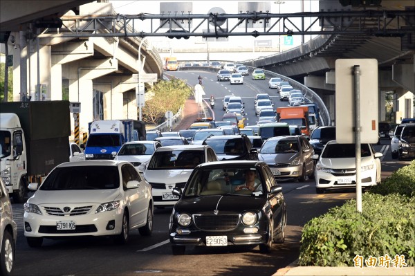 今日是元旦三天連續假期首日，交通部國道高速公路局預估全線車流量115百萬車公里，約為平常日1.4倍。（資料照，記者張忠義攝）